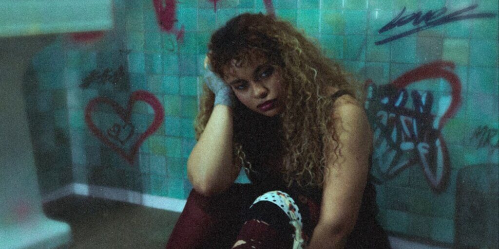 Bella Kay veröffentlicht Debütalbum „My Reckless Abandon" über Selbstsabotage