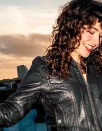 Chrissy Lou veröffentlicht Debütsingle "Stupid Optimist"