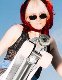 Kiki Crash veröffentlicht feministische Pop-Hymne „Femme Fatale"