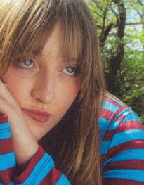Nell Mescal veröffentlicht neue Single „Settles" – über Liebe auf Distanz