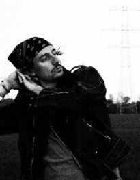 fiio & MOLA veröffentlichen minimalistische Indie-Single "Monochroma"