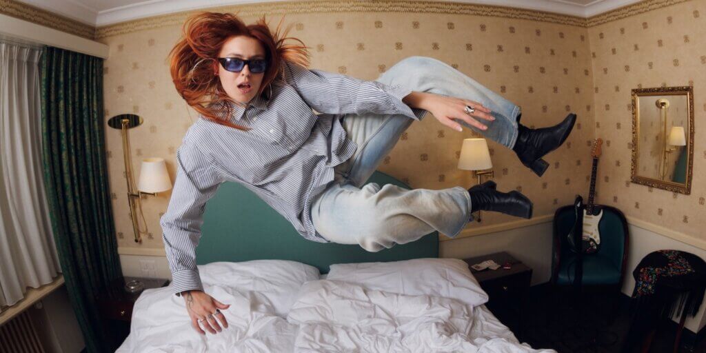 LEILA veröffentlicht Debütalbum „20 SOMETHING IS A F*CKING STRANGE PLACE"
