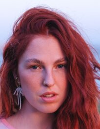Bella Reed veröffentlicht EP Majestätisch: Warum die Krone schief sitzen darf